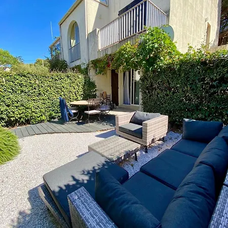 T2 Direct Sea Access With Garden Apartment
